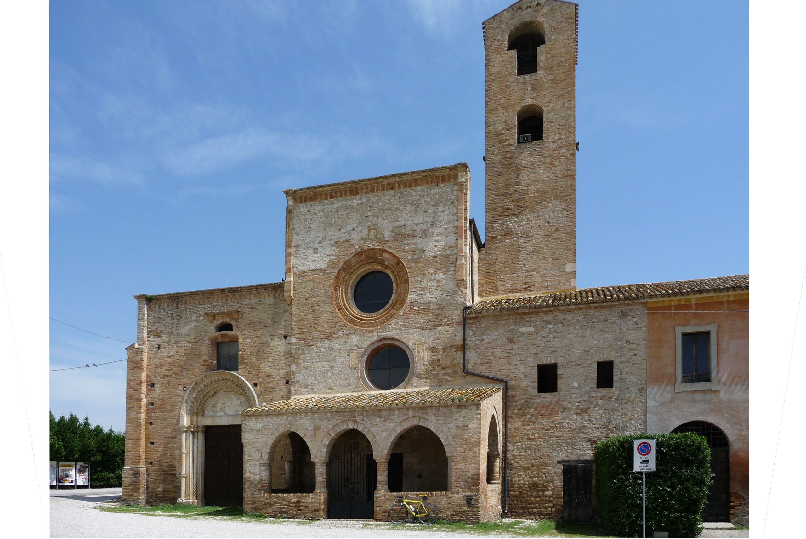 Il complesso di S. Maria di Propezzano sorge nella valle del Vomano a poca distanza dall'abitato di Morro D'Oro.